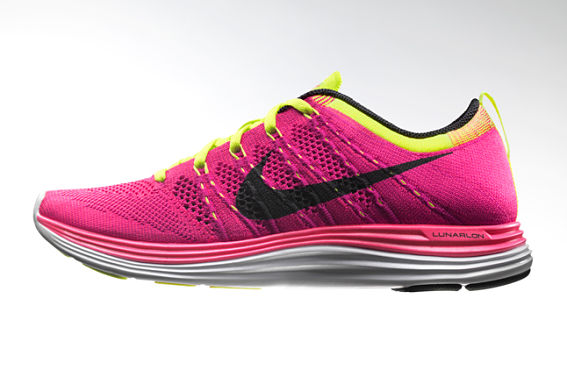 Розовые Nike Flyknit Lunar1+. Вид сбоку